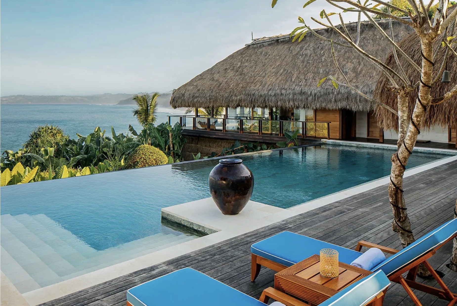 Private pool with floating breakfast overlooking the reef
